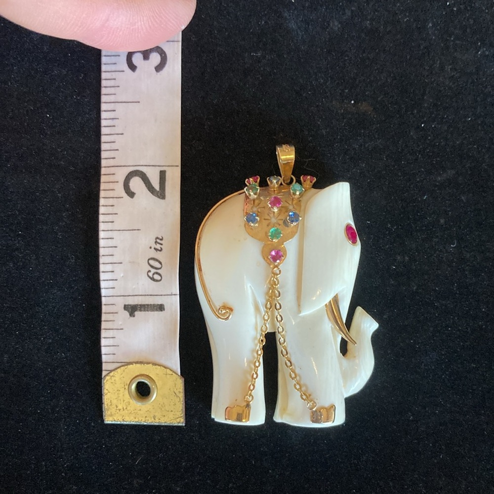 14kt gold with white bone/plastic ? elephant - Picture 4 of 9